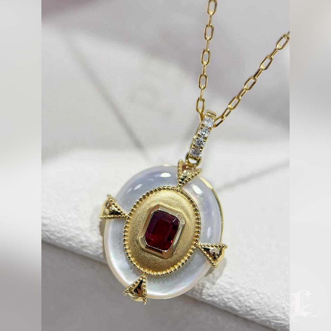 【Énigma】Red Orbit - Collier médaillon en rubis et nacre en vente 3