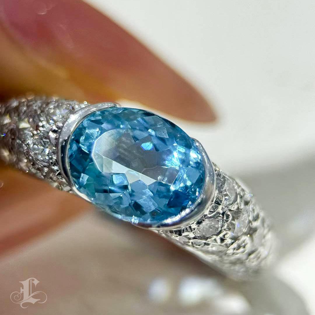 【Énigma】1.66ct Santa Maria Blue Aquamarine & Diamond Pavé Ring in Platinum In New Condition For Sale In New York, NY