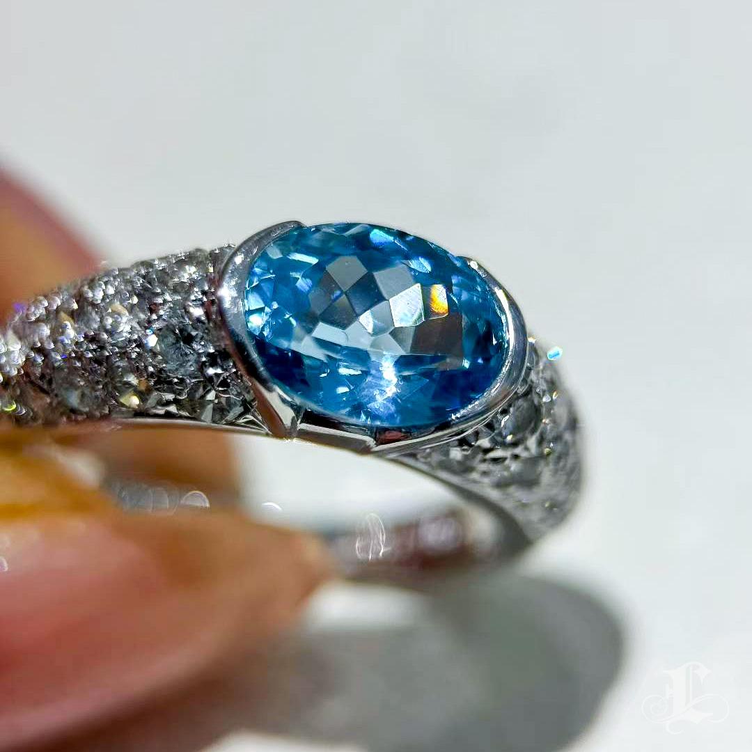 Women's 【Énigma】1.66ct Santa Maria Blue Aquamarine & Diamond Pavé Ring in Platinum For Sale