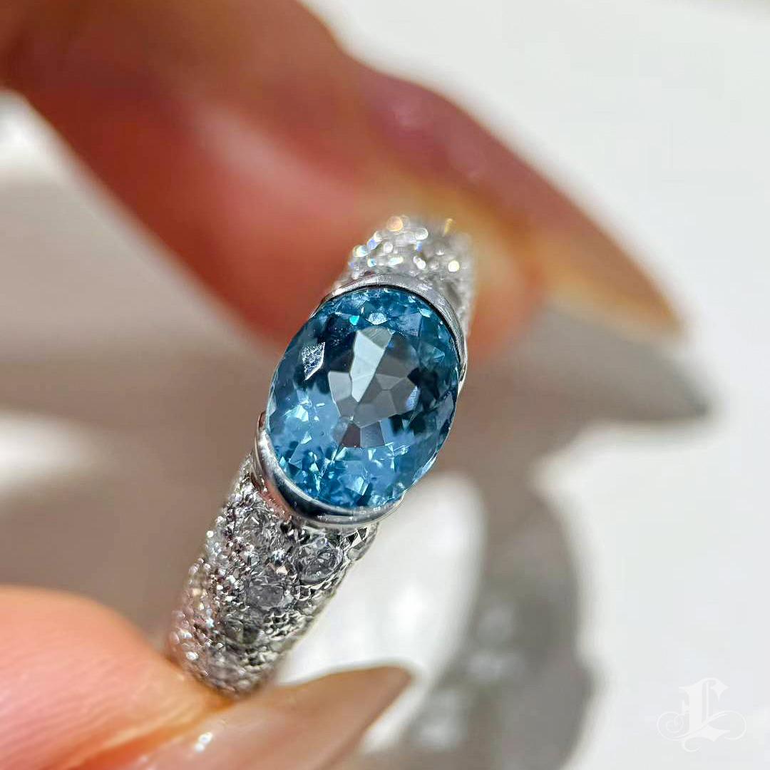 【Énigma】1.66ct Santa Maria Blue Aquamarine & Diamond Pavé Ring in Platinum For Sale 3
