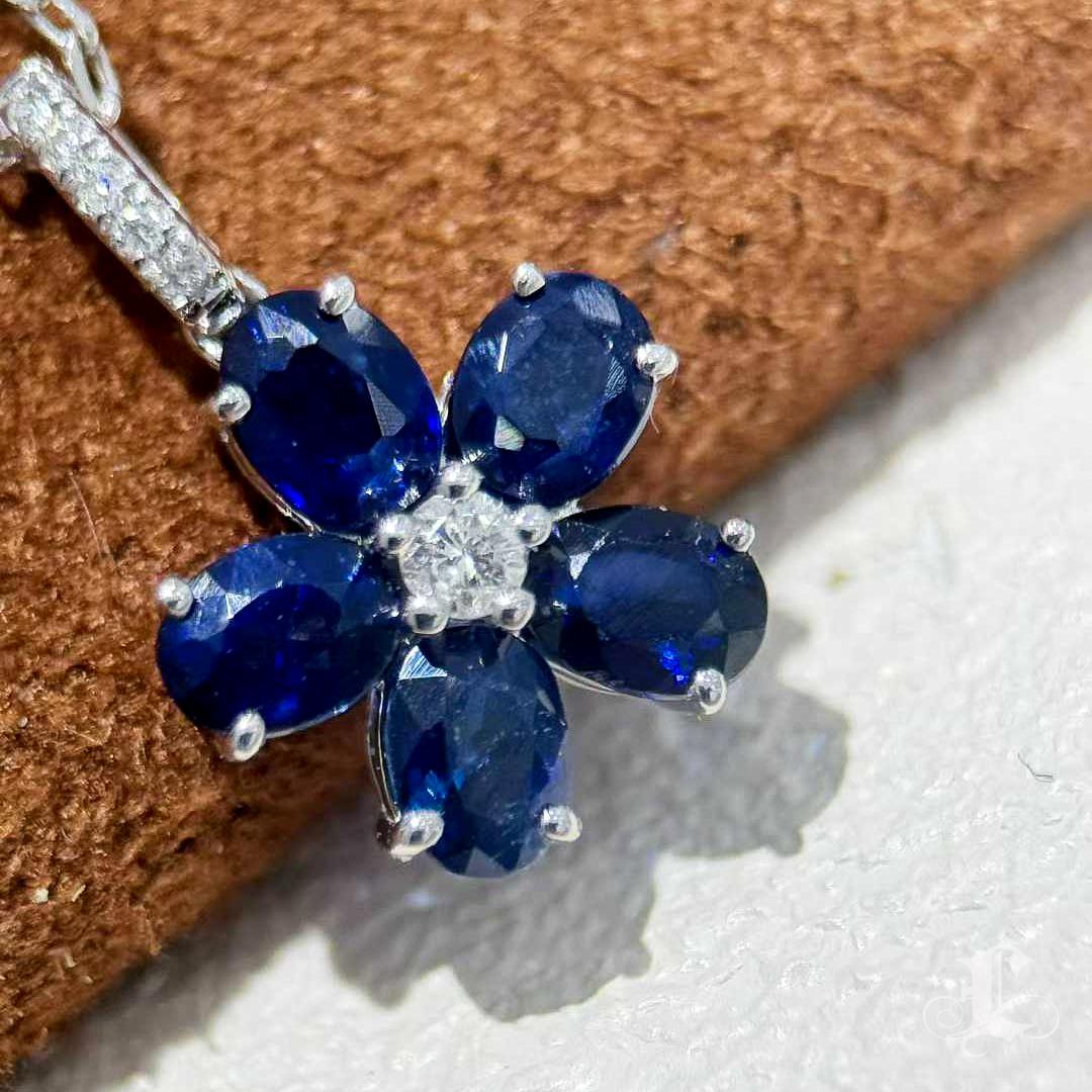 【Énigma】Sapphire Bloom - Königsblau 1.2ct Saphir Diamant Anhänger Halskette im Zustand „Neu“ im Angebot in New York, NY