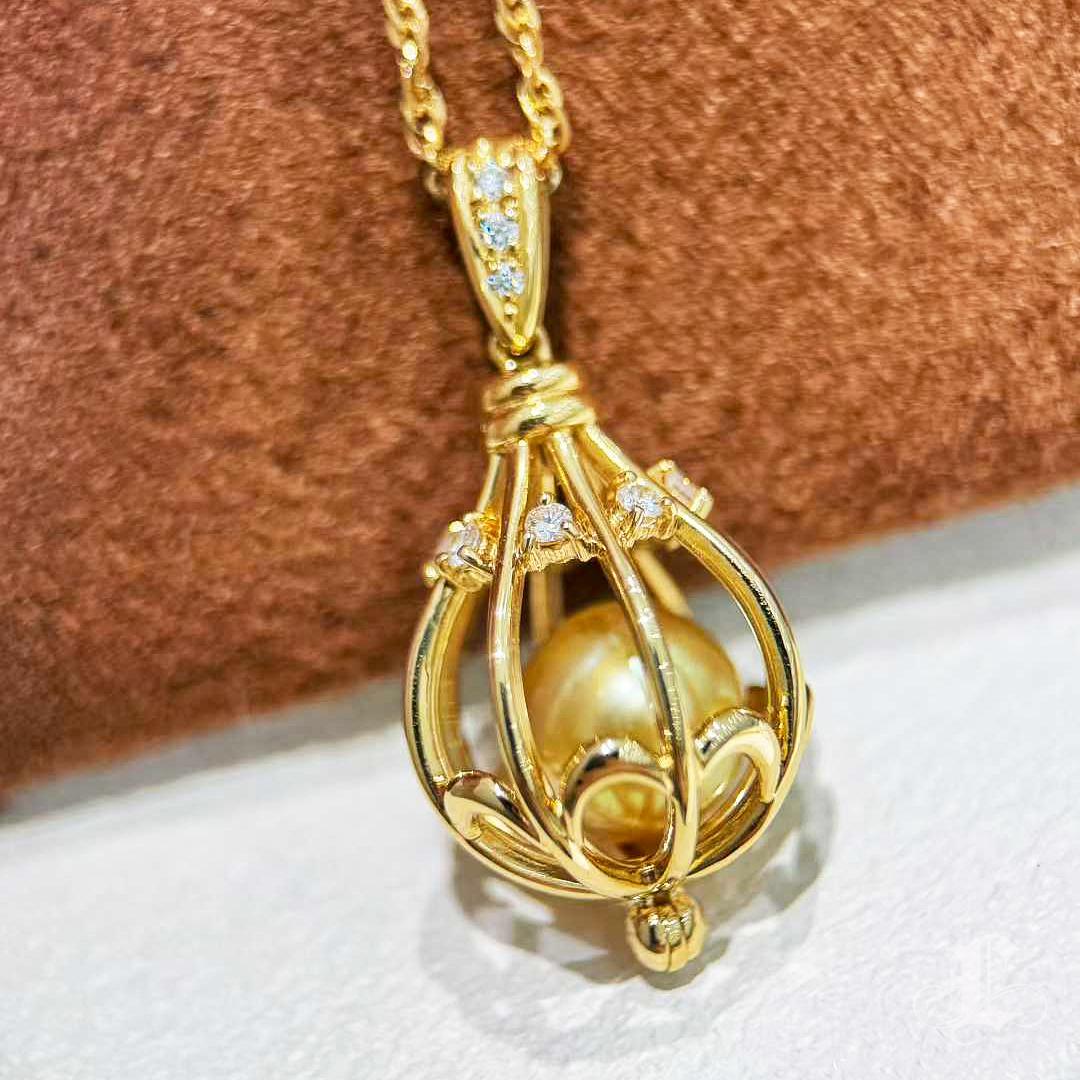 【Énigma】TASAKI 18K Gold Diamond South Sea Golden Pearl Cage Pendant Necklace In New Condition For Sale In New York, NY