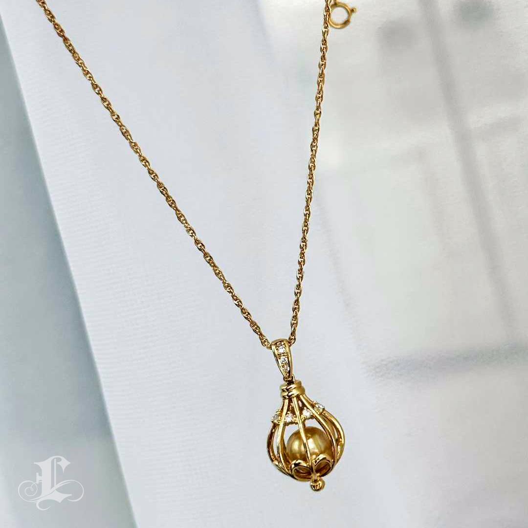 【Énigma】TASAKI 18K Gold Diamond South Sea Golden Pearl Cage Pendant Necklace For Sale 3