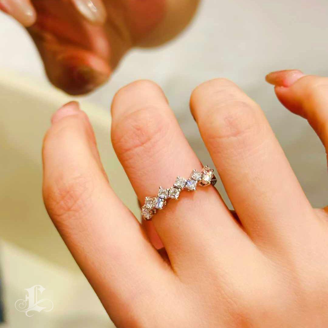 Taglio rotondo 【Énigma】 TASAKI - Anello a fascia con diamante eternità in platino in vendita