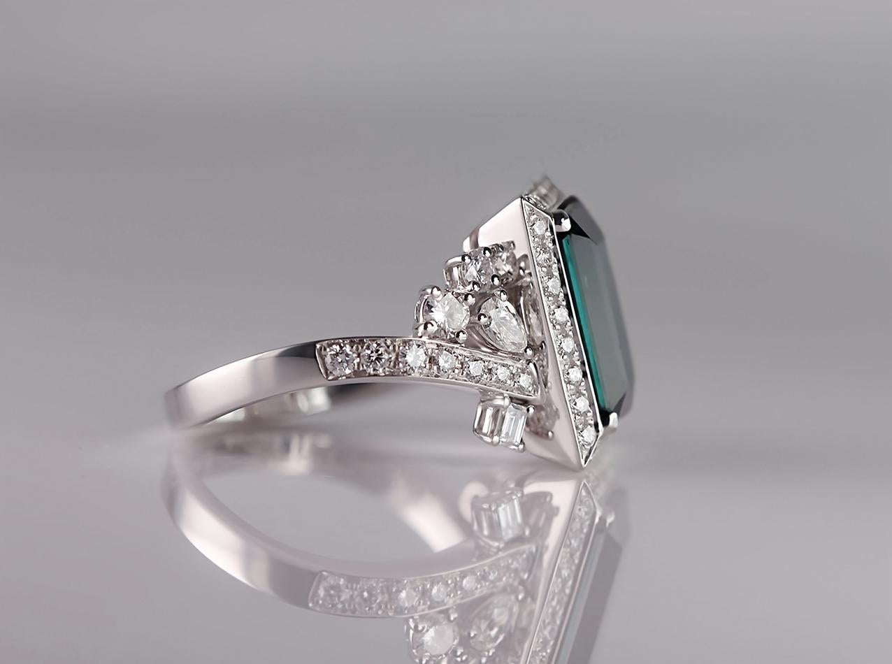 Contemporary Enigmatic Green Tourmaline & Diamond Ring in 18kt White Gold For Sale