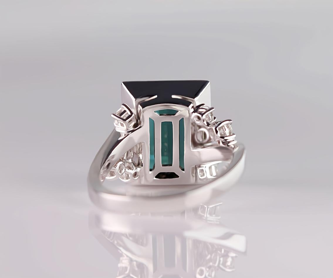 Rätselhafter Ring mit grünem Turmalin und Diamant aus 18-karätigem Weißgold (Gemischter Schliff) im Angebot