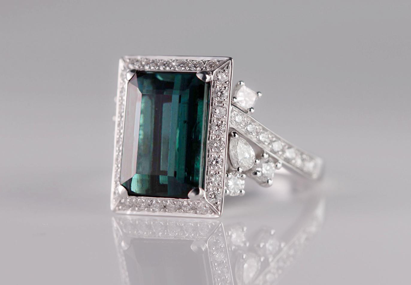 Enigmatic Green Tourmaline & Diamond Ring in 18kt White Gold In New Condition For Sale In Lugano, CH
