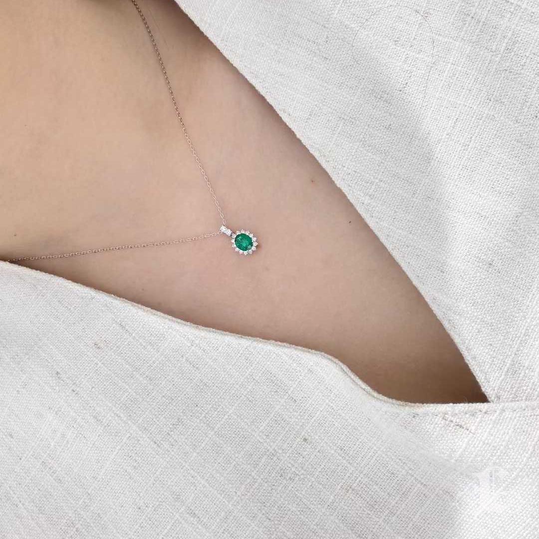 Oval Cut 【Énigma】Vivid Green Oval-Cut Emerald & Diamond Platinum Pendant Necklace — 0.70c For Sale