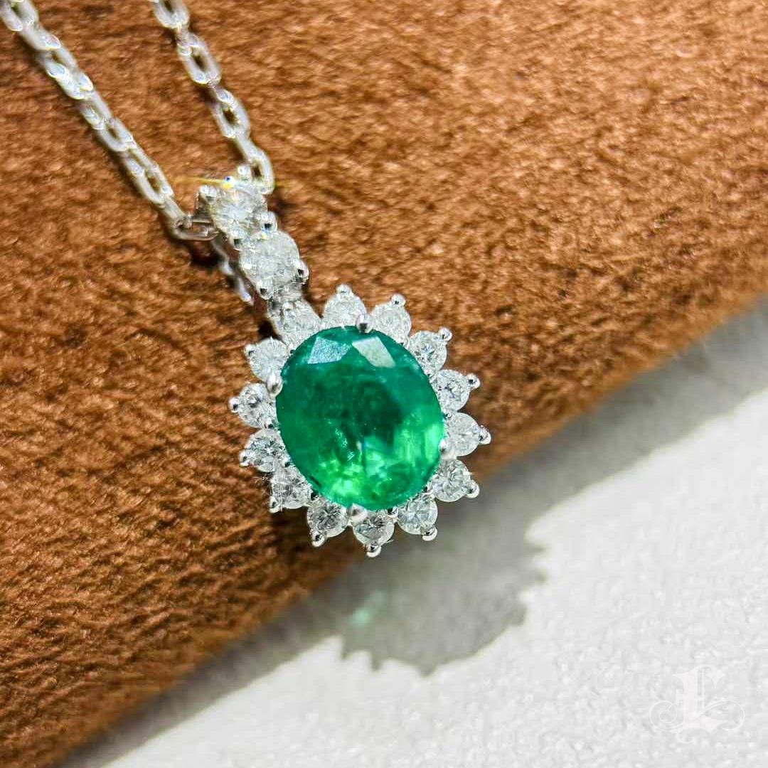【Énigma】Vivid Green Oval-Cut Emerald & Diamond Platinum Pendant Necklace — 0.70c In New Condition For Sale In New York, NY