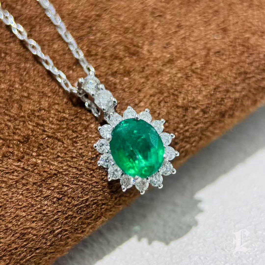 Women's 【Énigma】Vivid Green Oval-Cut Emerald & Diamond Platinum Pendant Necklace — 0.70c For Sale