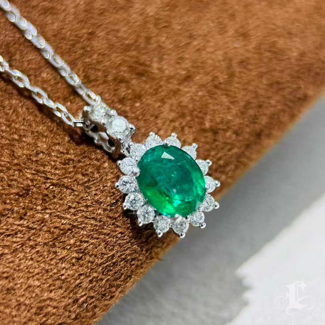 【Énigma】Vivid Green Oval-Cut Emerald & Diamond Platinum Pendant Necklace — 0.70c For Sale 1