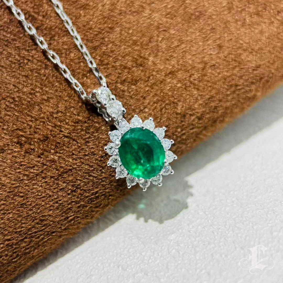 【Énigma】Vivid Green Oval-Cut Emerald & Diamond Platinum Pendant Necklace — 0.70c For Sale 2