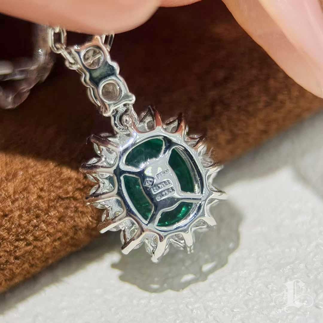 【Énigma】Vivid Green Oval-Cut Emerald & Diamond Platinum Pendant Necklace — 0.70c For Sale 3