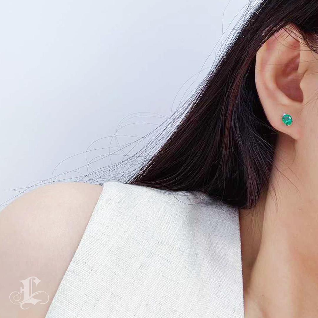 【Énigma】Pendientes de esmeralda verde vivo talla oval y diamantes en platino - 1,10ct Corte oval en venta