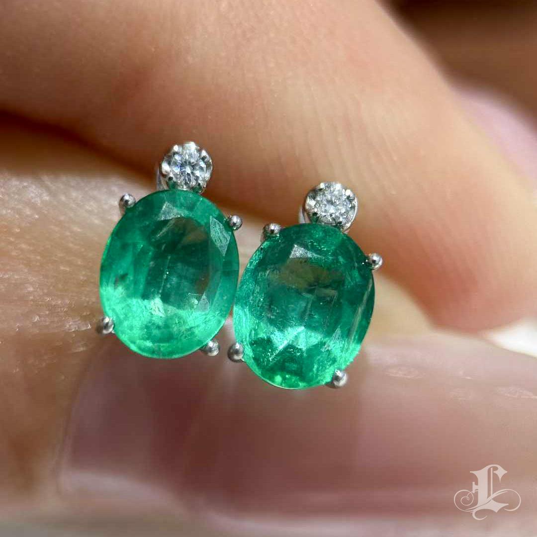 【Énigma】Pendientes de esmeralda verde vivo talla oval y diamantes en platino - 1,10ct en Nuevo estado para la venta en New York, NY