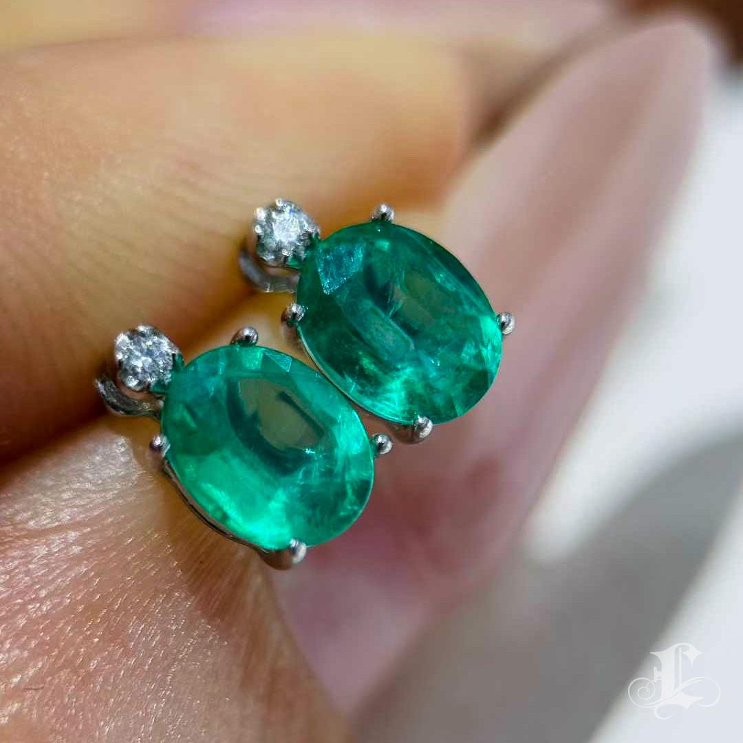 De las mujeres 【Énigma】Pendientes de esmeralda verde vivo talla oval y diamantes en platino - 1,10ct en venta