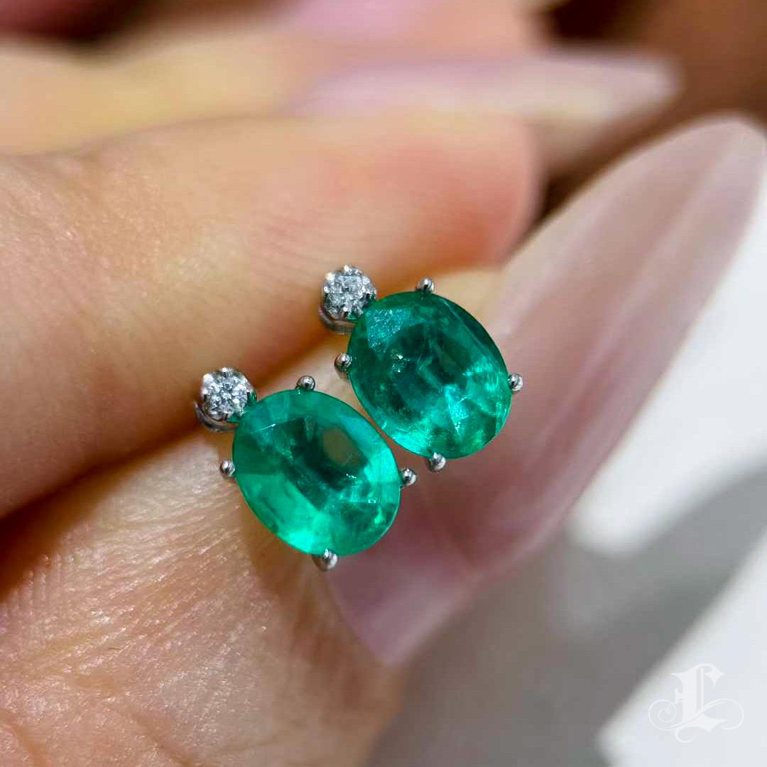 【Énigma】Pendientes de esmeralda verde vivo talla oval y diamantes en platino - 1,10ct en venta 1