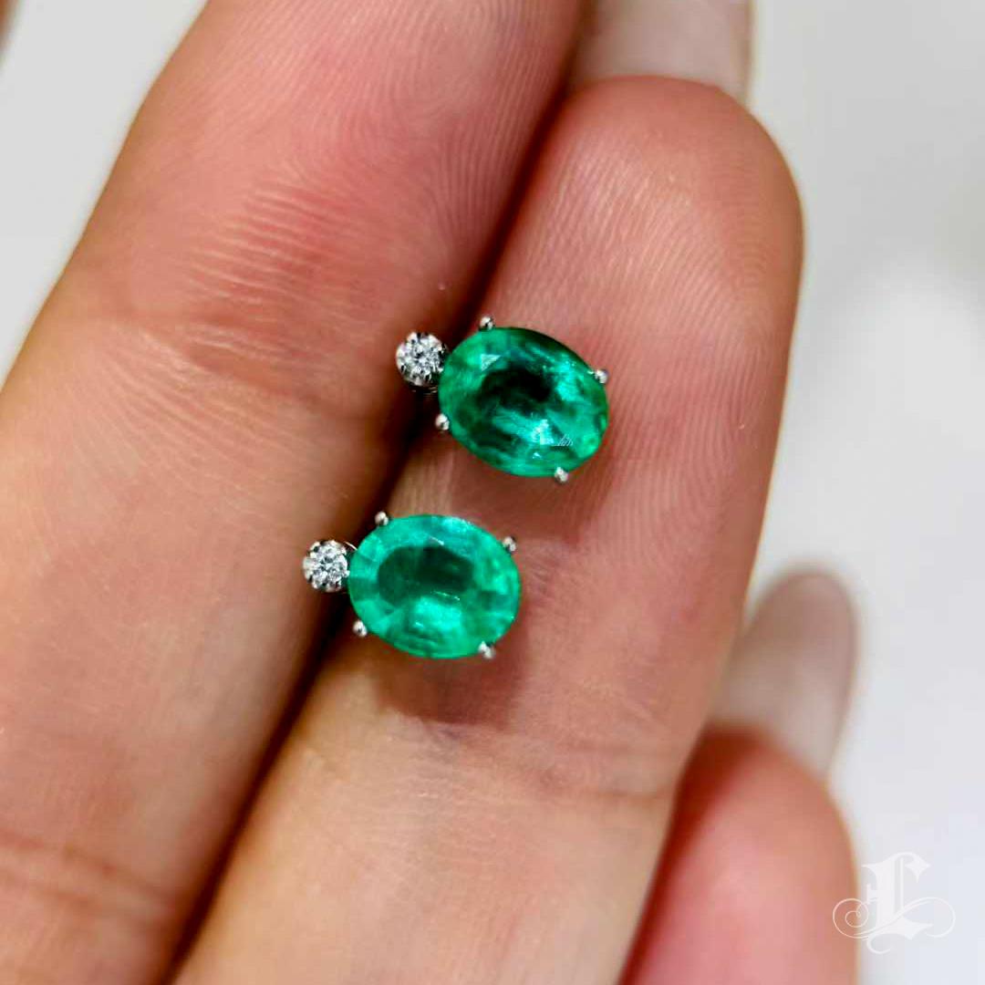 【Énigma】Pendientes de esmeralda verde vivo talla oval y diamantes en platino - 1,10ct en venta 3