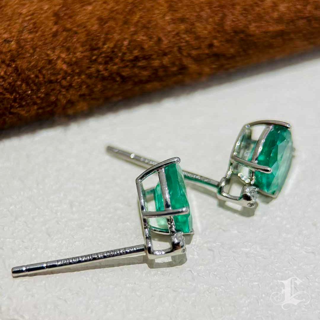 【Énigma】Pendientes de esmeralda verde vivo talla oval y diamantes en platino - 1,10ct en venta 4