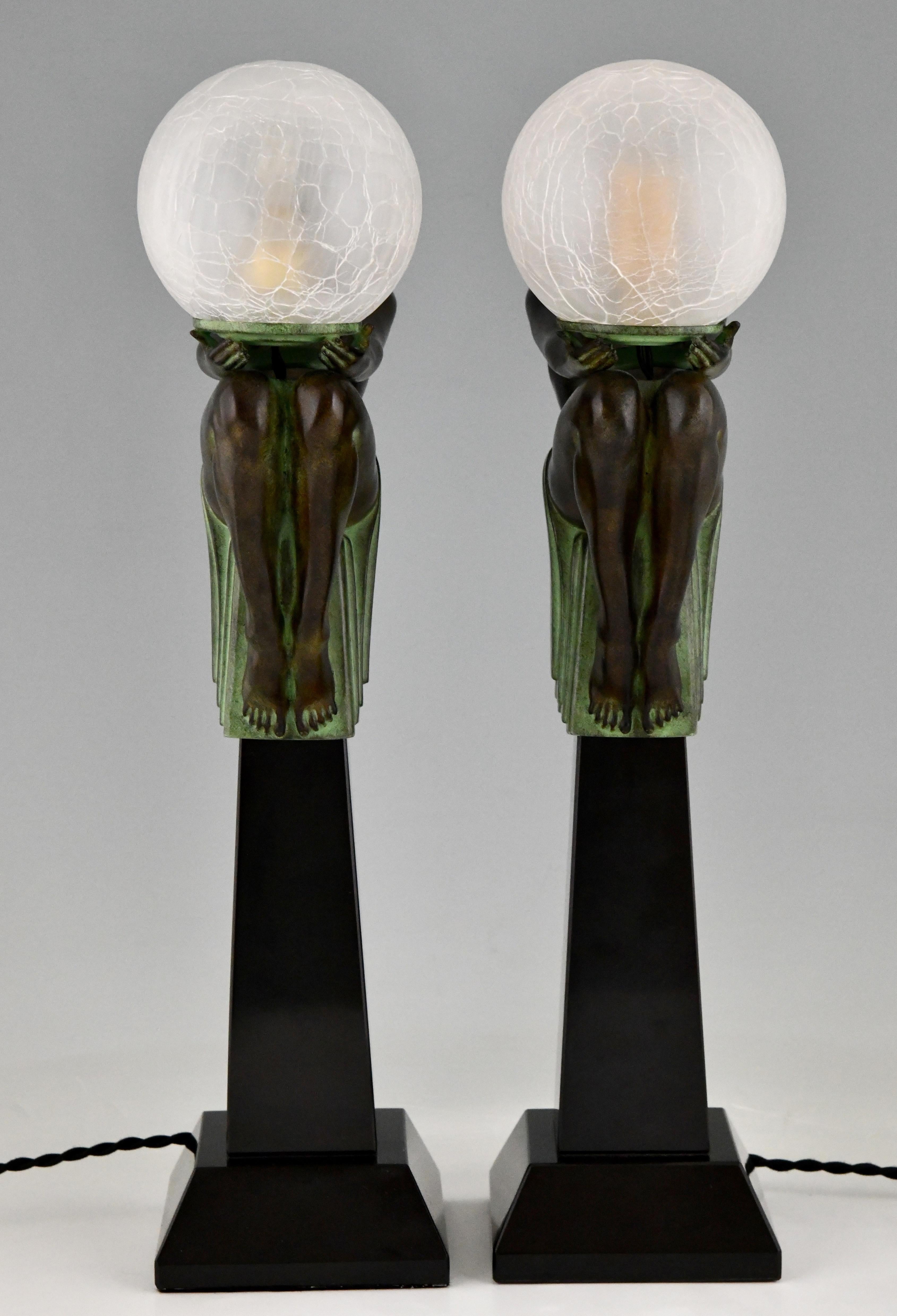 Paire de lampes de bureau Art Déco Nu assis avec globe Max Le Verrier Enigma en vente 2