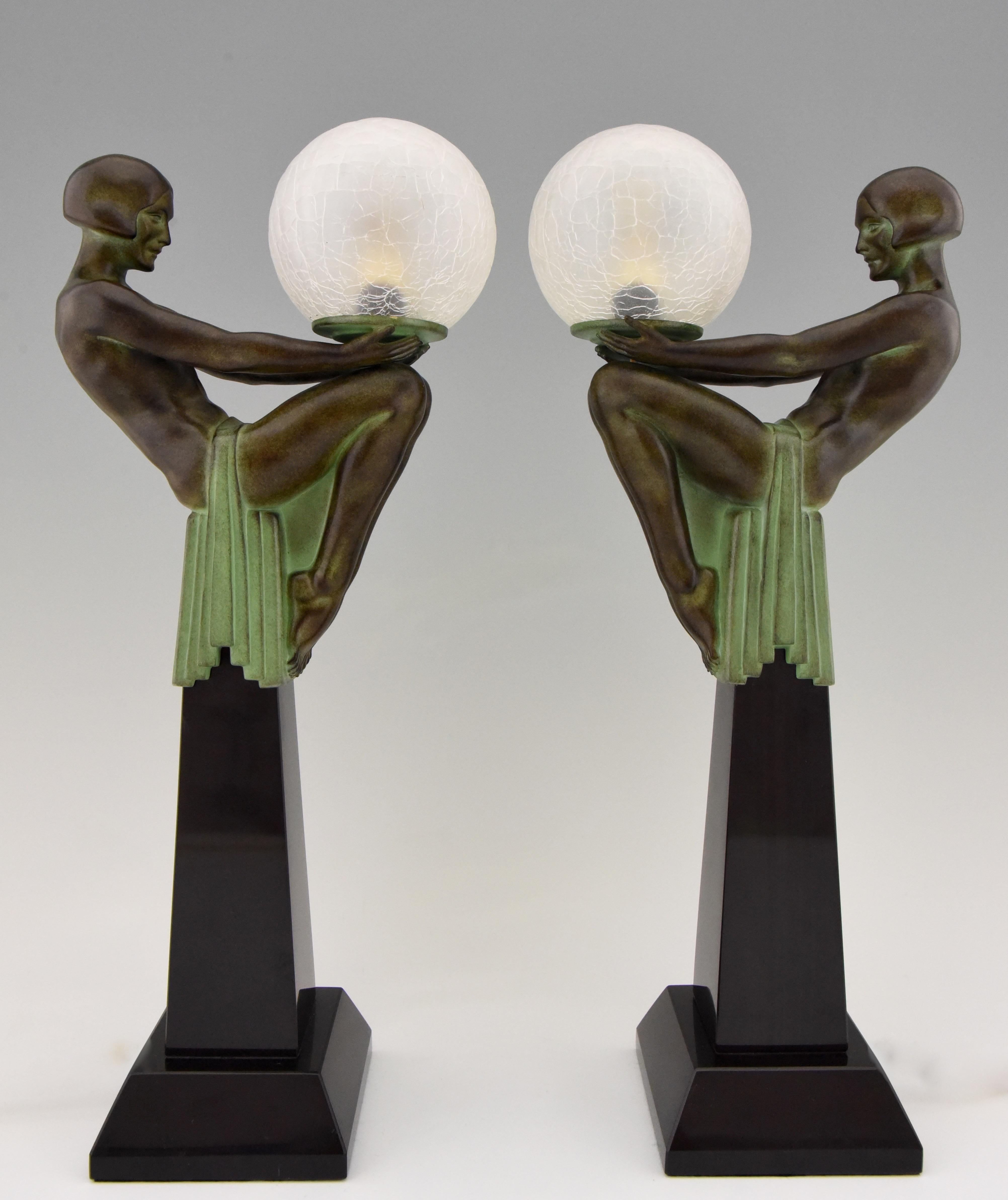 Enigme Art Deco Stil Tischlampe sitzender Akt mit Globus Max Le Verrier Frankreich im Angebot 3