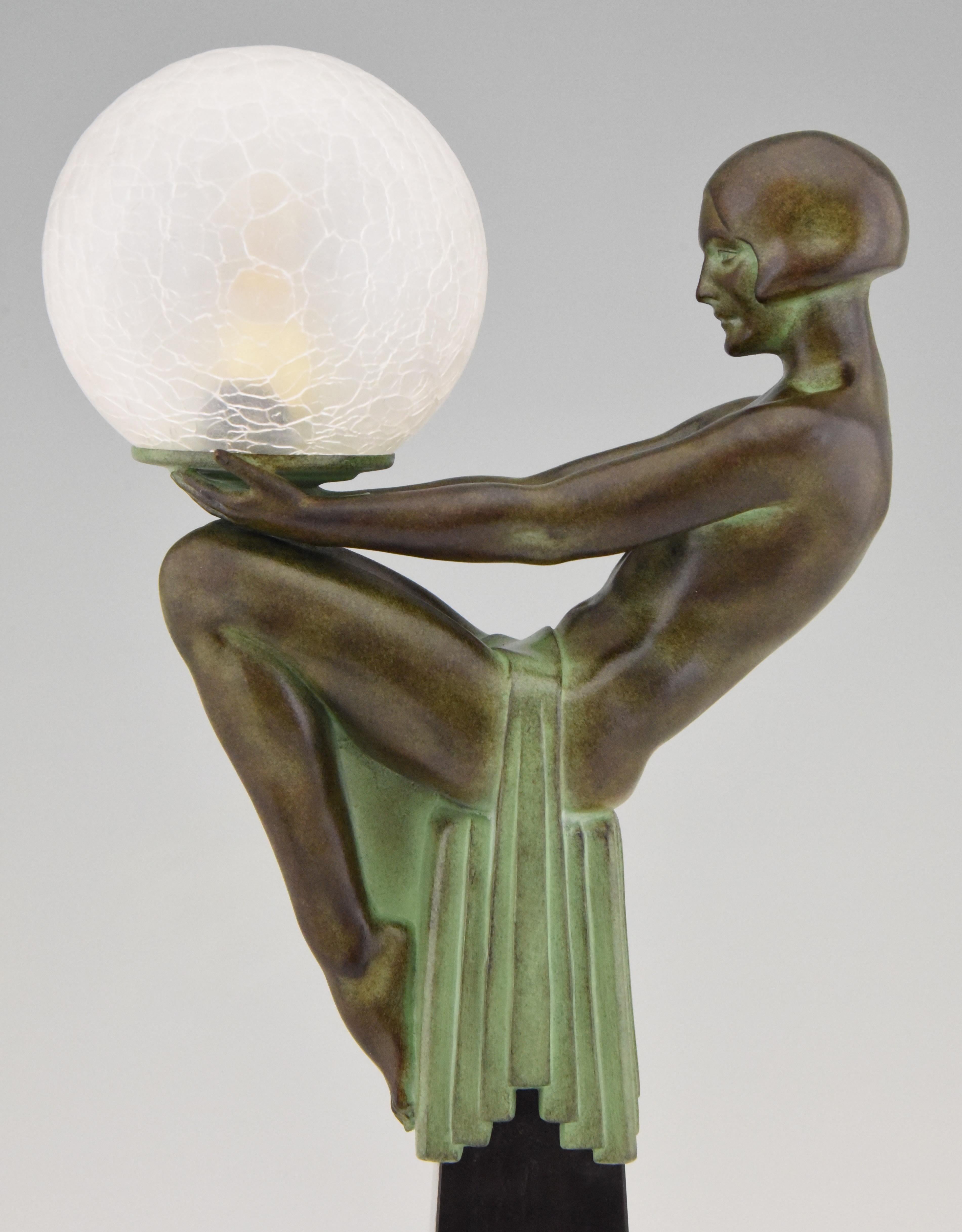 Lampe de bureau Enigme de style Art Déco nu assis avec globe Max Le Verrier France en vente 4