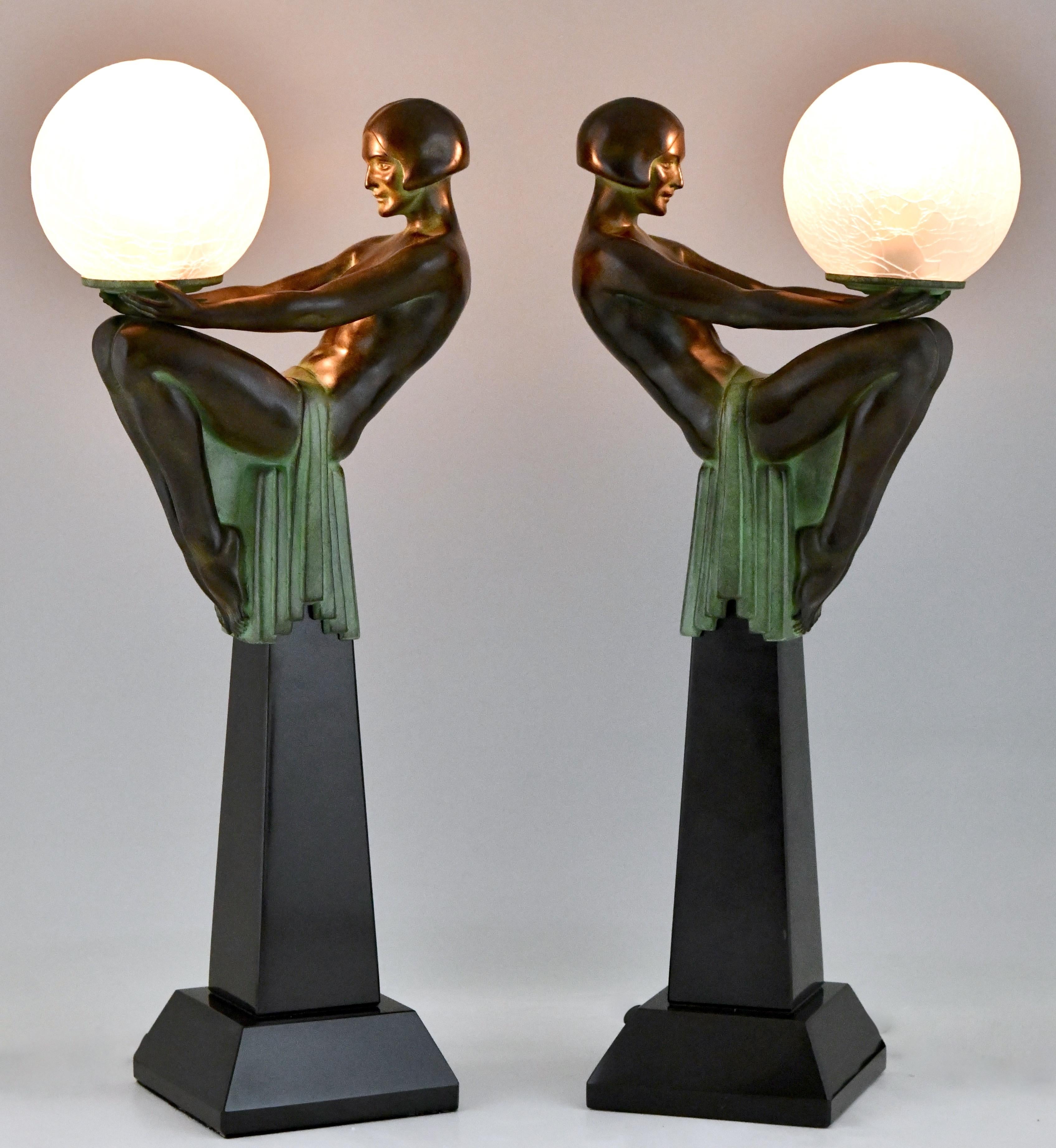 Art déco Paire de lampes de bureau Art Déco Nu assis avec globe Max Le Verrier Enigma en vente
