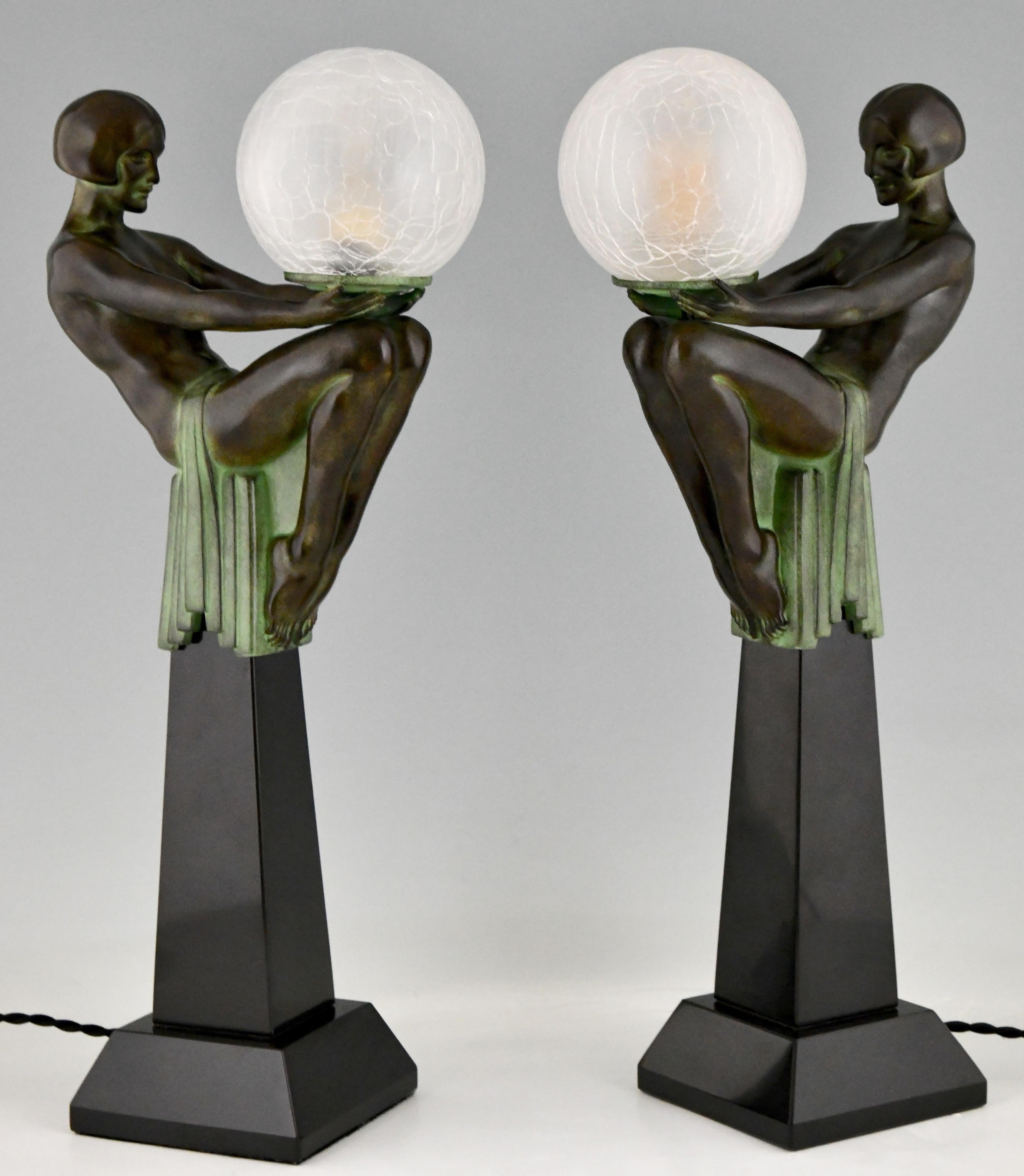 Français Paire de lampes de bureau Art Déco Nu assis avec globe Max Le Verrier Enigma en vente