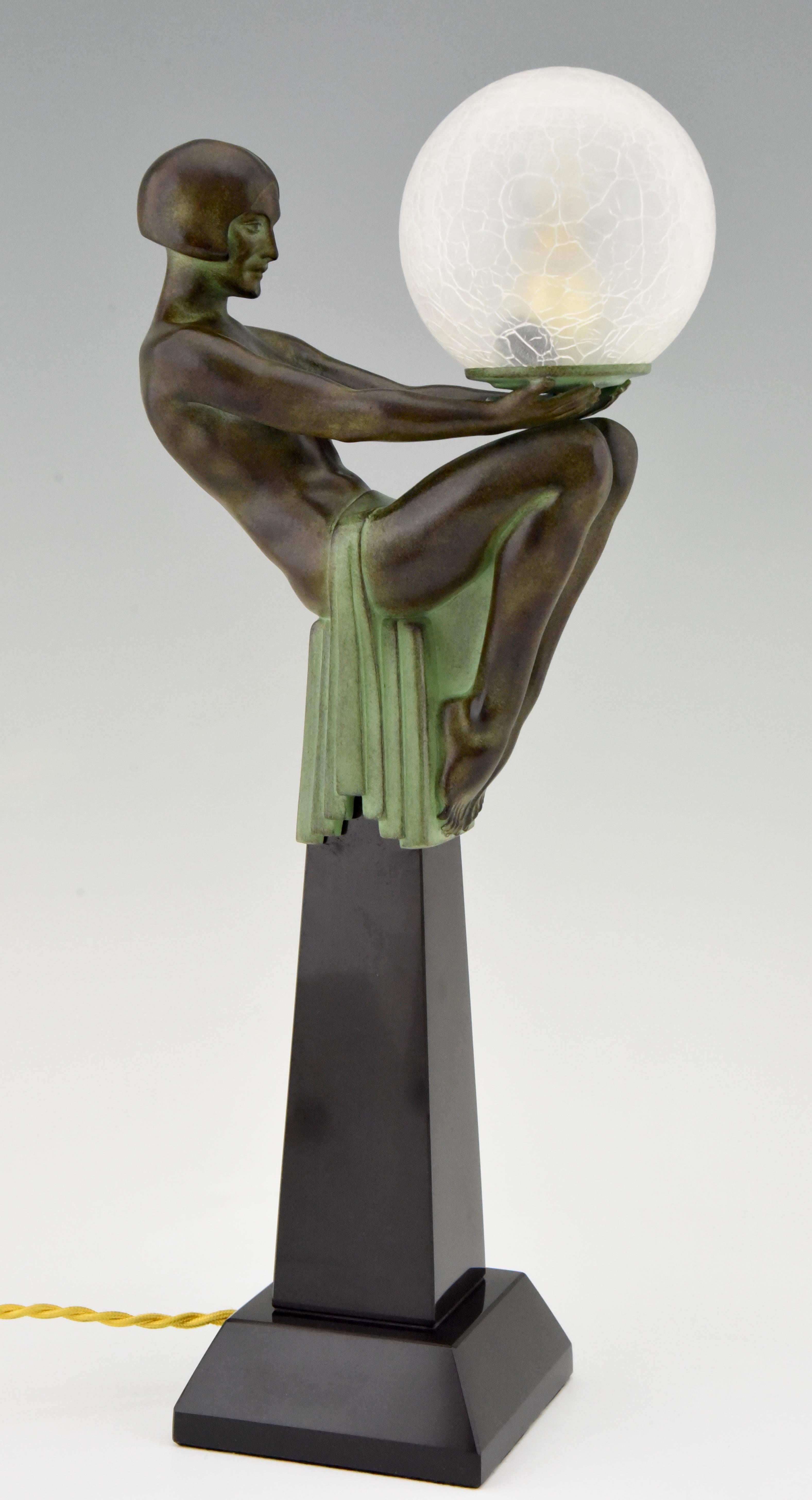 Enigme Art Deco Stil Tischlampe sitzender Akt mit Globus Max Le Verrier Frankreich (Patiniert) im Angebot