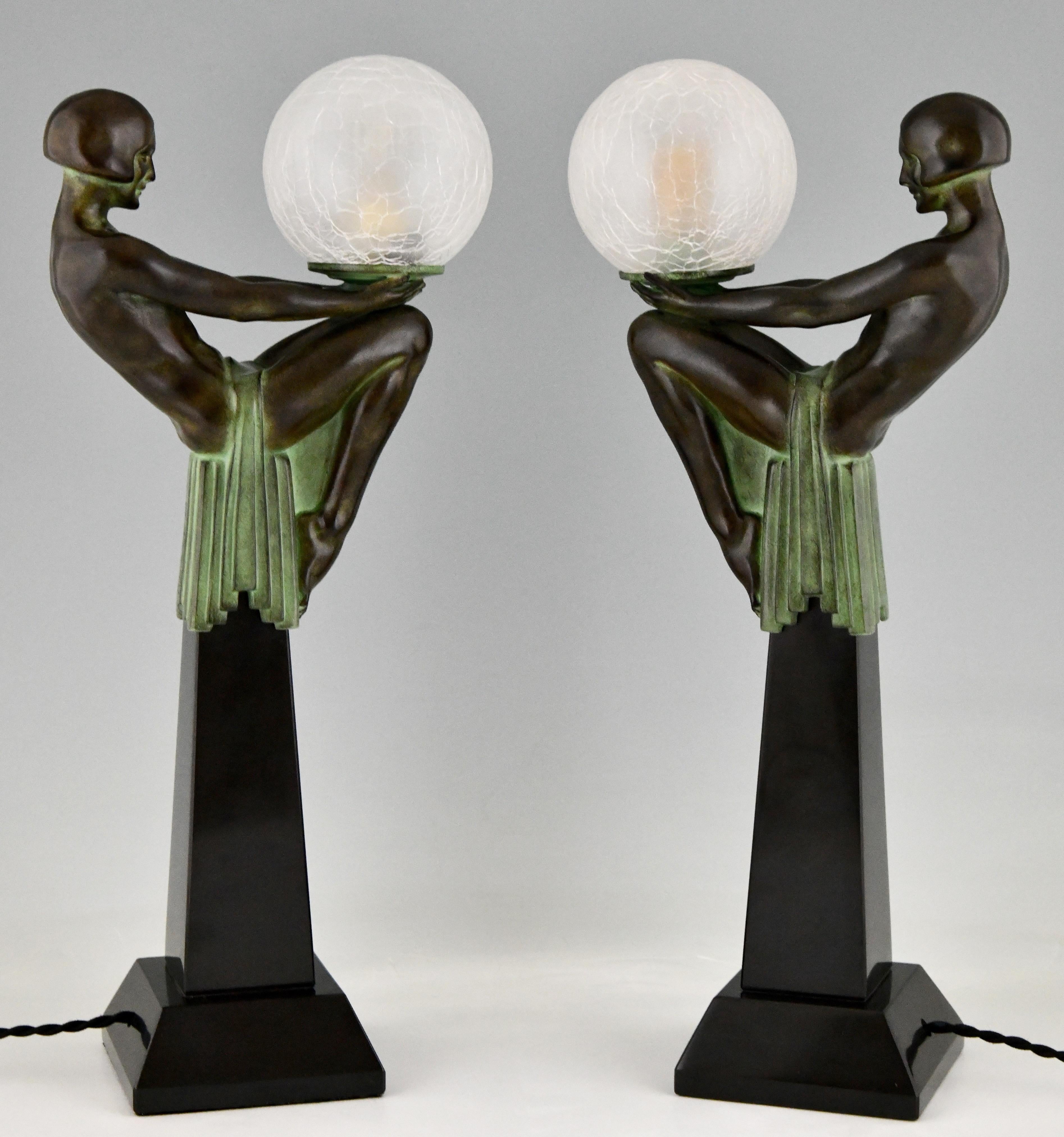 Fait main Paire de lampes de bureau Art Déco Nu assis avec globe Max Le Verrier Enigma en vente