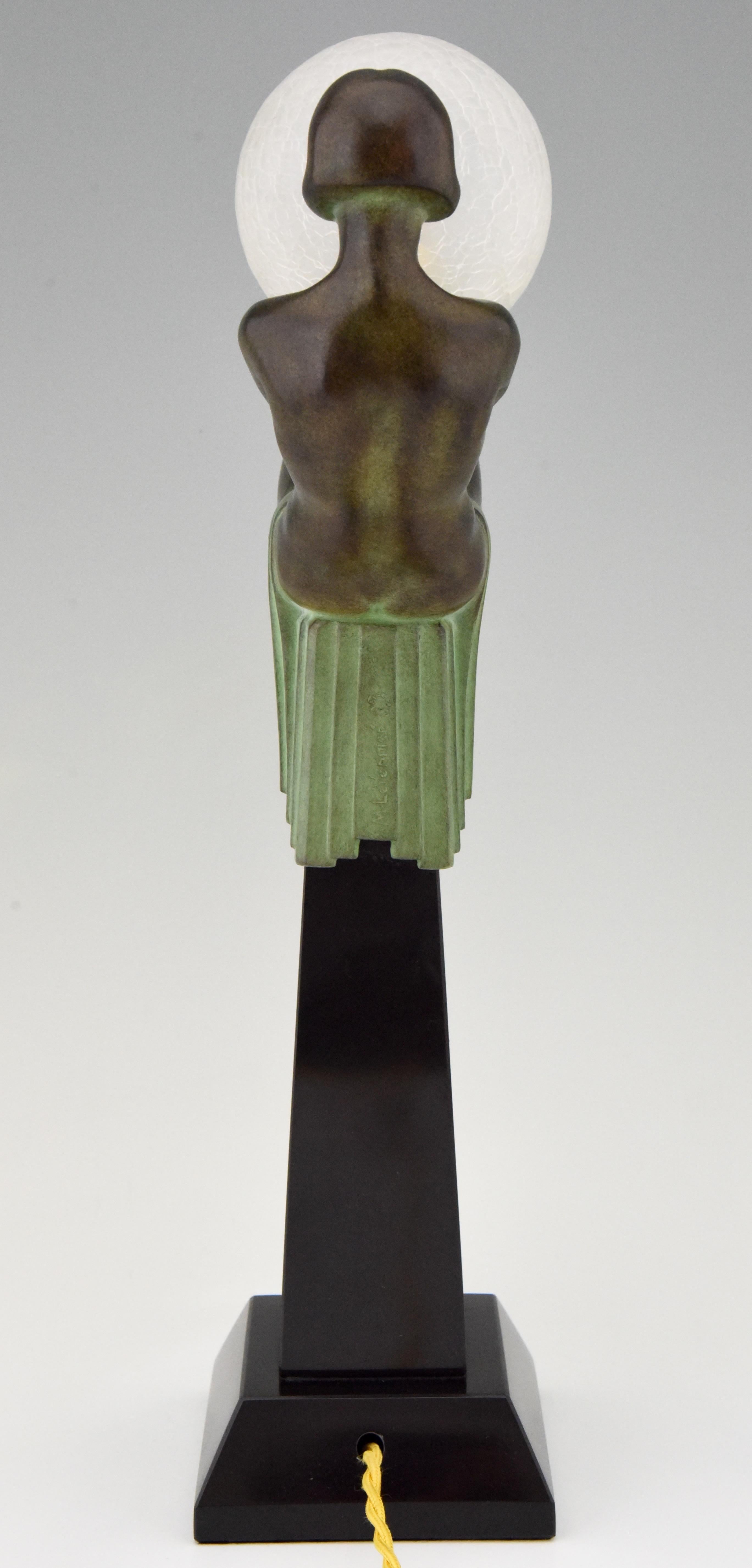 Enigme Art Deco Stil Tischlampe sitzender Akt mit Globus Max Le Verrier Frankreich (Glas) im Angebot