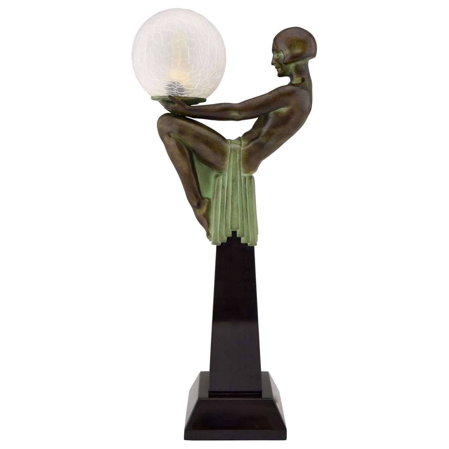 Enigme Art Deco Stil Tischlampe sitzender Akt mit Globus Max Le Verrier Frankreich