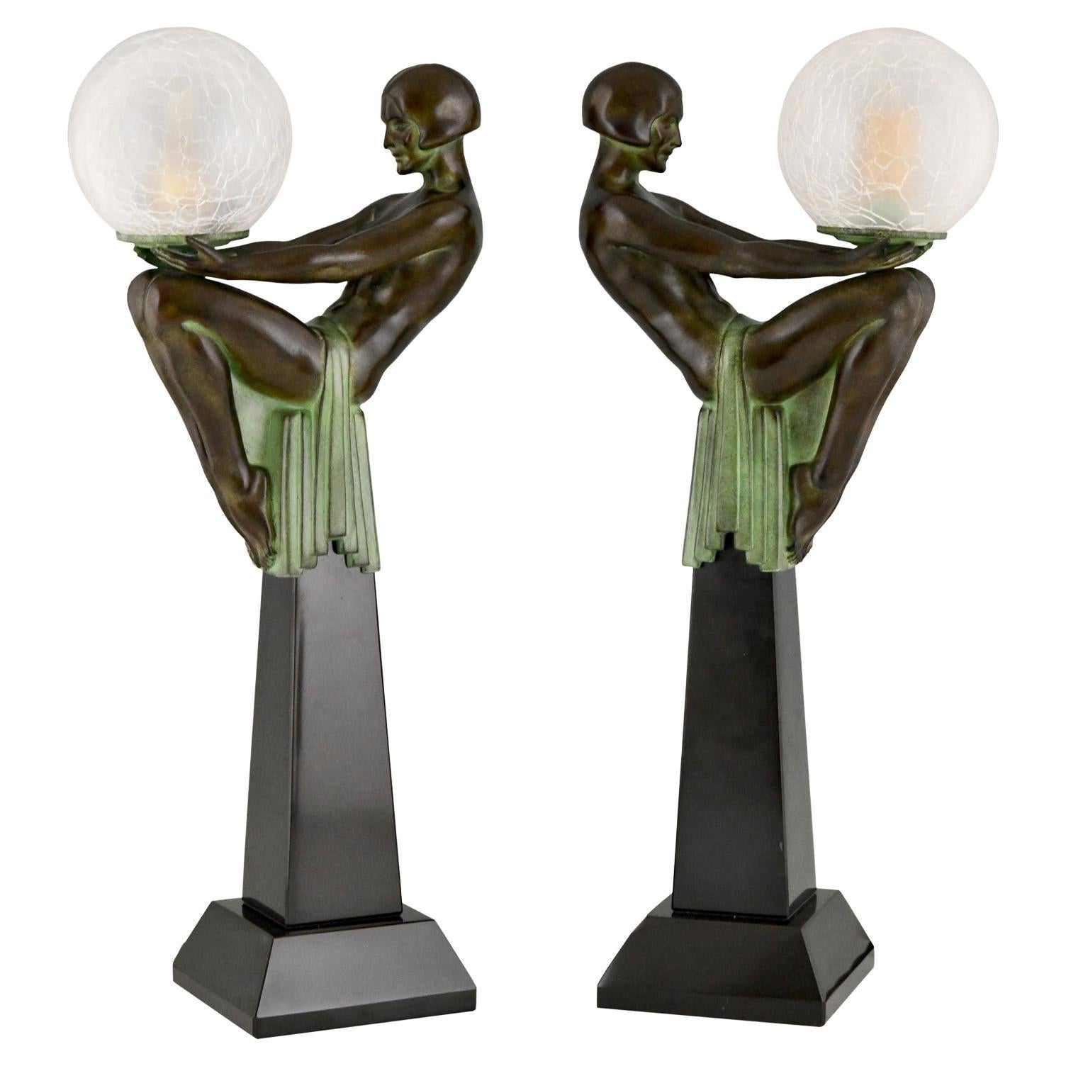 Paar Tischlampen im Art-Déco-Stil, sitzender Akt mit Globus Max Le Verrier Enigma, Paar