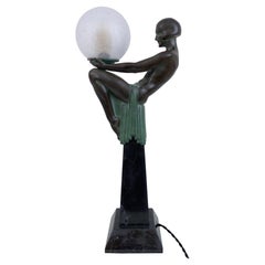 Sculpture de femme de style Art Déco Enigme au sommet d'un obélisque de Max Le Verrier