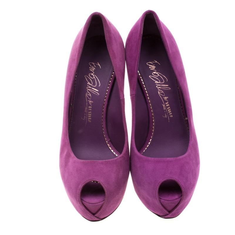 Constructed in purple suede along with crystal-embellished heels, these Enio Silla for Le Silla pumps are a must-have for parties and evening events. They feature peep toes, leather insoles and 14 cm heels supported by platforms.