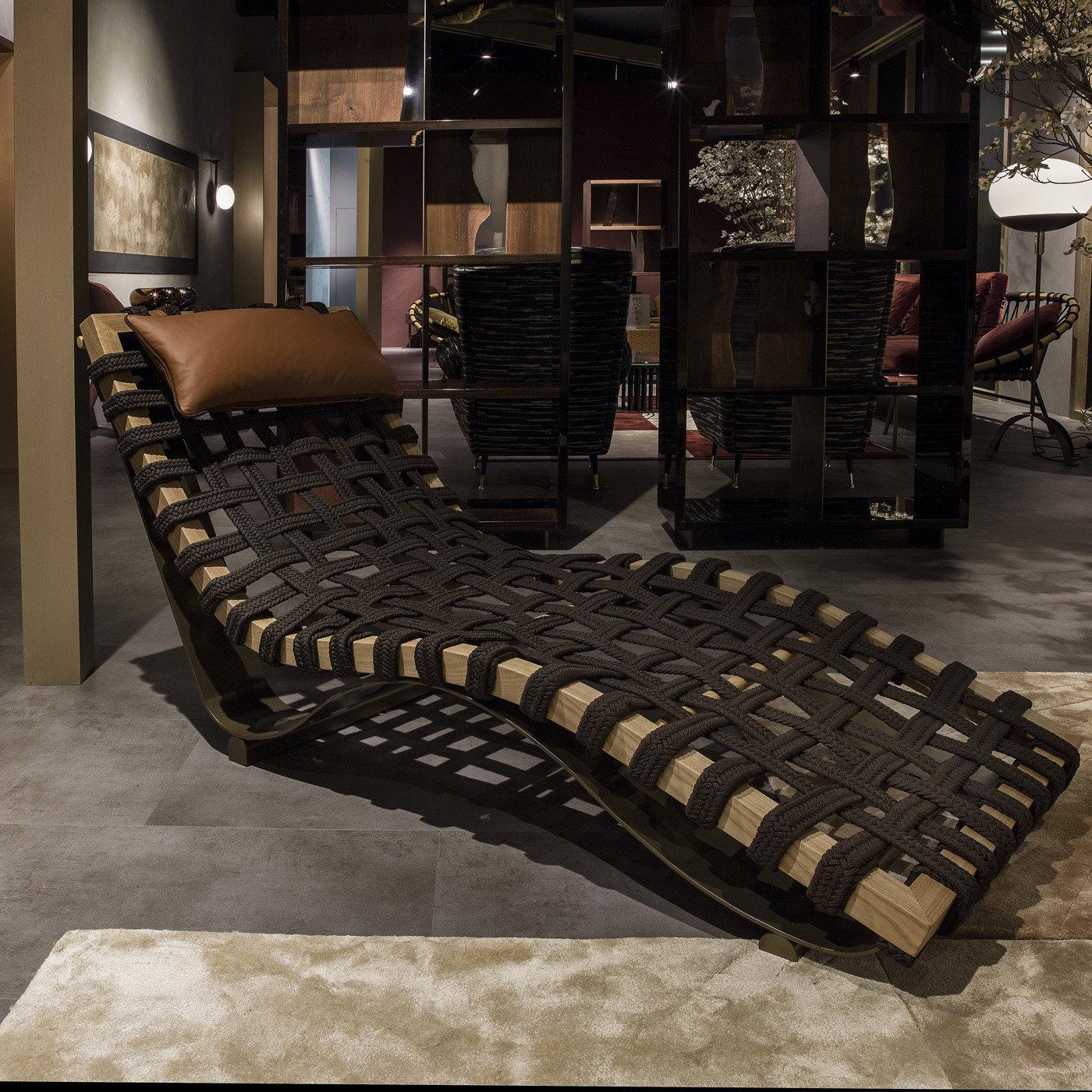 Diese Chaiselongue ist ein Beispiel für meisterhafte Handwerkskunst, bei der verschiedene Techniken und MATERIALIEN zu einem raffinierten und anspruchsvollen funktionalen Dekorationsstück kombiniert werden. Die elegante und geschwungene Silhouette