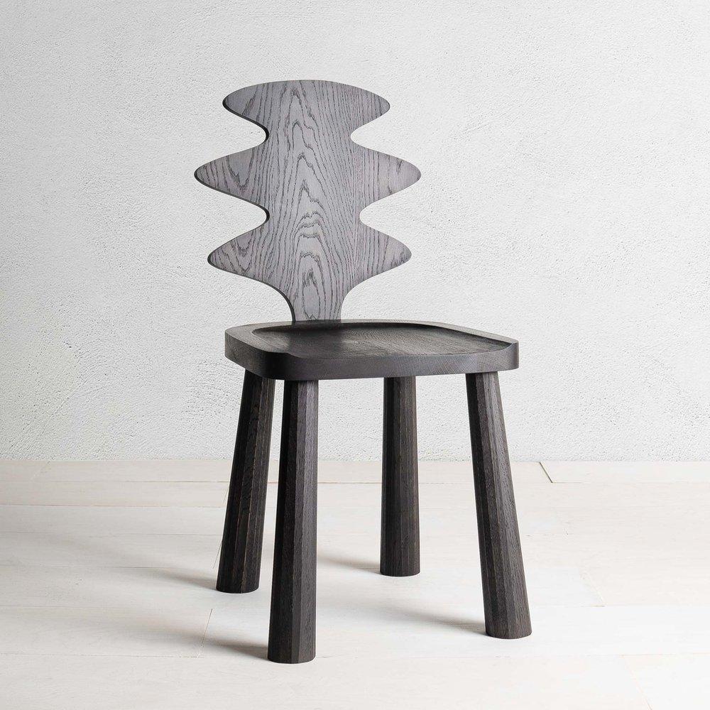 Sedia Enki in Oak ebanizzato di Mythology
Dimensioni: P 44 x L 41,4x H 95 cm
Materiali: Rovere ebanizzato, olmo.

La sedia Enki fonde un'arte unica con una maestria artigianale.
Il pezzo è caratterizzato da un giocoso schienale a forma di foglia,