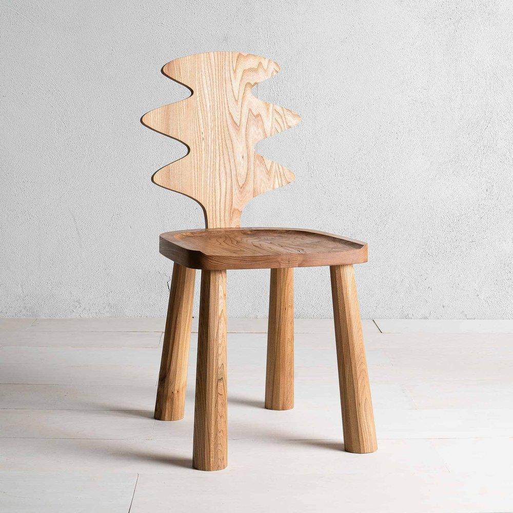 Silla Enki Elm by Mythology
Dimensiones: P 44 x An 41,4x Al 95 cm
Materiales: Olmo, nogal.

La silla Enki fusiona un arte único con una artesanía magistral.
La pieza presenta un juguetón respaldo en forma de hoja, unido al asiento con una junta de