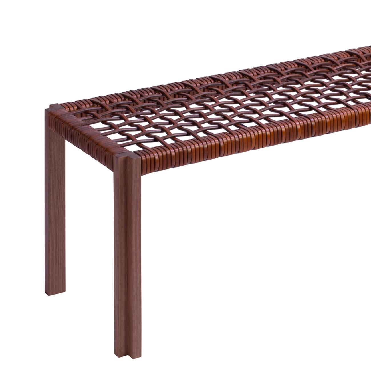 Bench enlaced leather with structure in solid walnut
and seat made with enlaced genuine brown leather.
Also available in solid walnut in wenge stained with
enlaced genuine black leather.