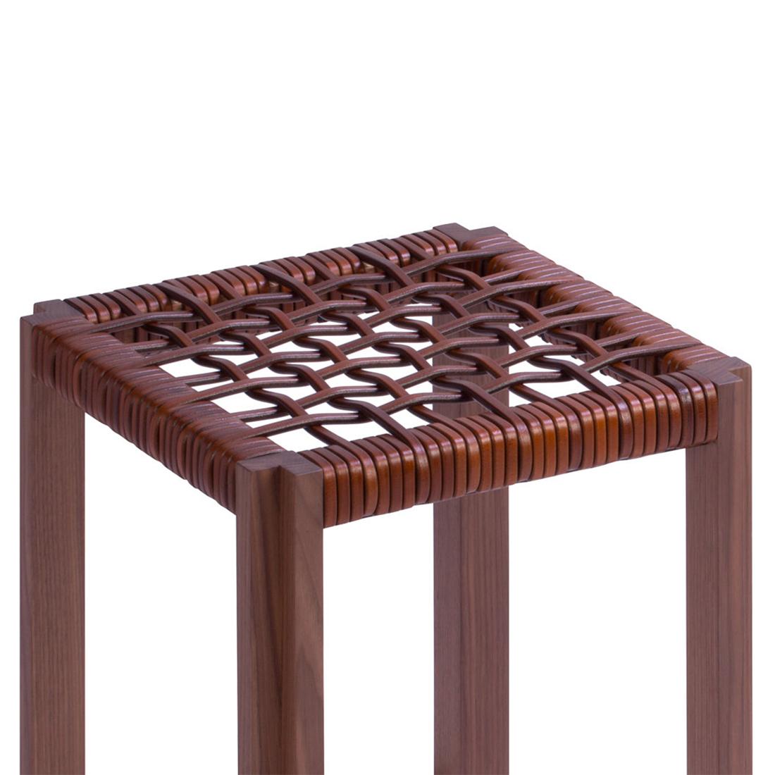 Stool enlaced leather with structure in solid walnut
and seat made with enlaced genuine brown leather.
Also available in solid walnut in wenge stained with
enlaced genuine black leather.