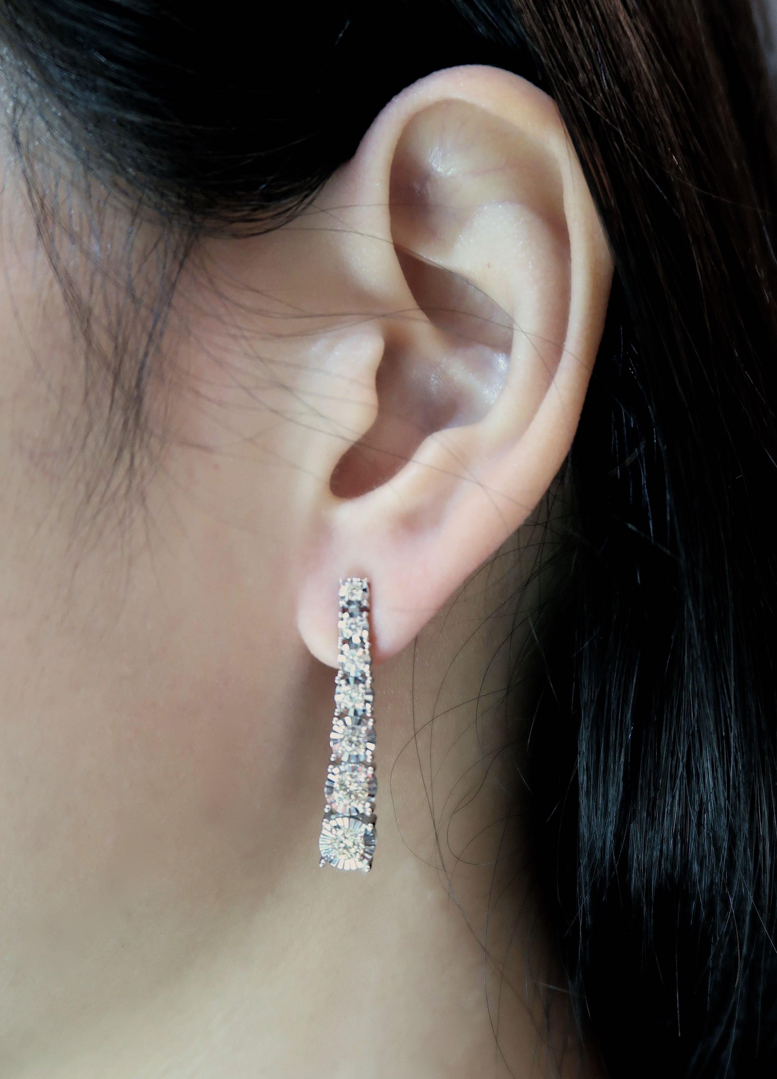 Enlarging Effect Ascending Size Diamond Earrings in 18 Karat White Gold In New Condition For Sale In Bangkok, TH