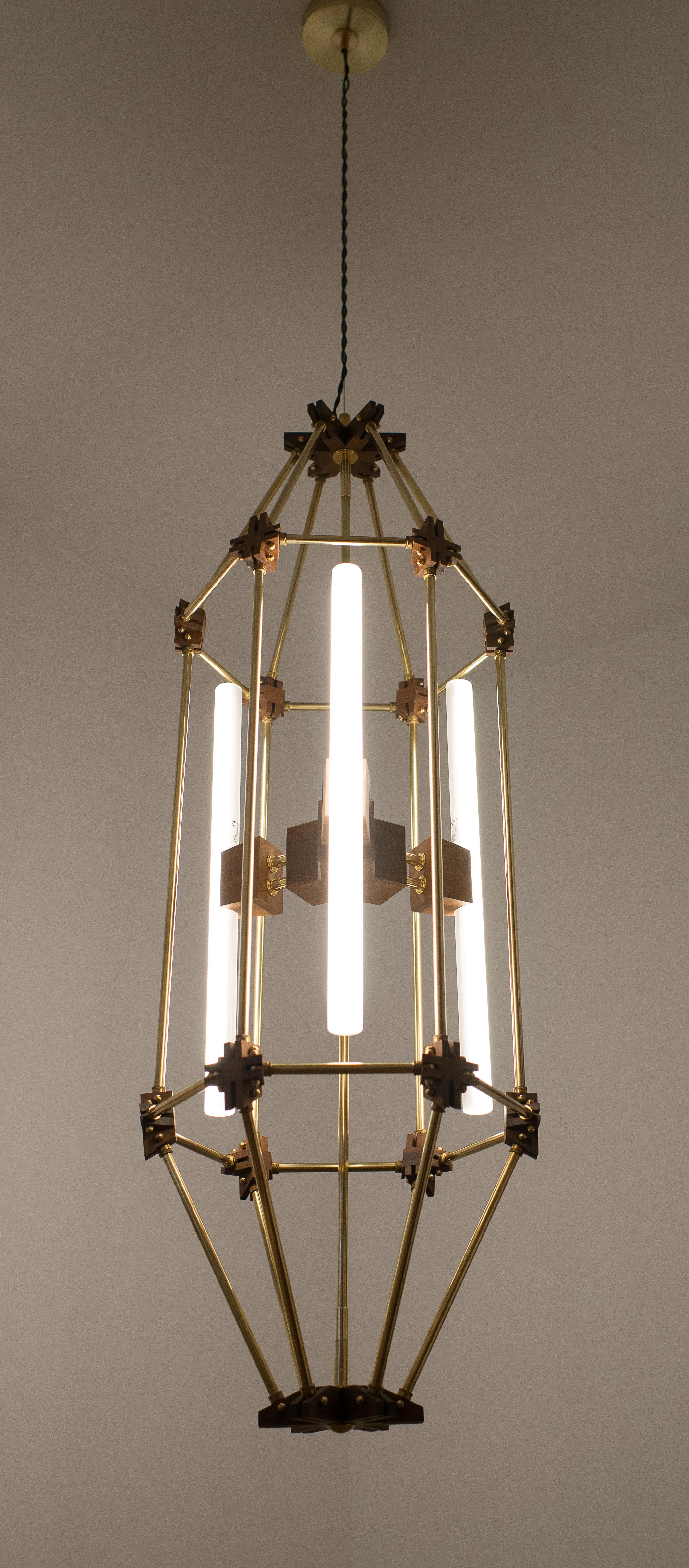 Sculpture lumineuse suspendue en laiton contemporaine géométrique et en bois brutaliste BRAVE E Neuf - En vente à Seville, ES