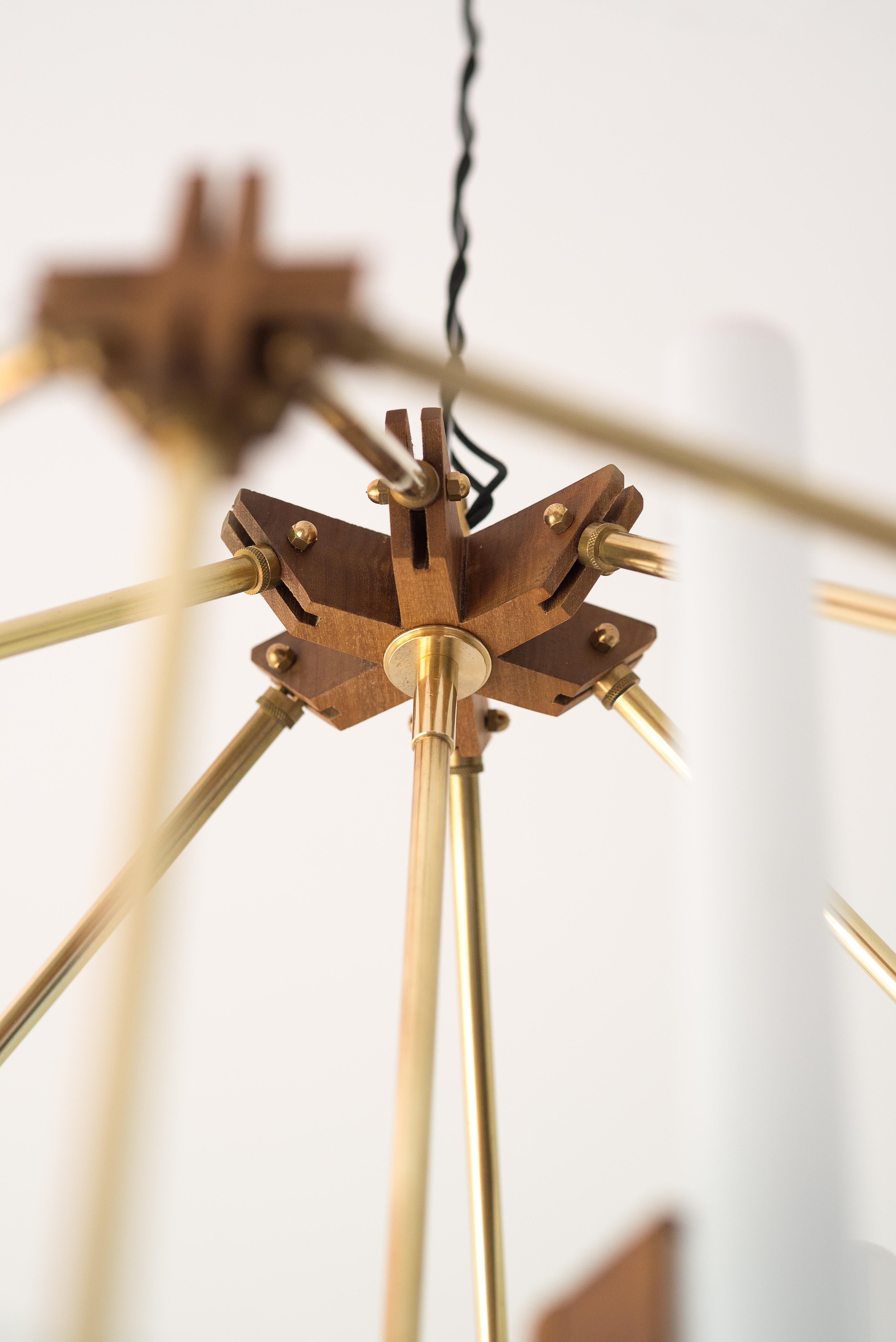 Laiton Sculpture lumineuse suspendue en laiton contemporaine géométrique et bois brutaliste BRAVE en vente