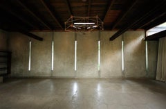 Sculpture lumineuse suspendue en laiton contemporaine géométrique et en bois brutaliste BRAVE P