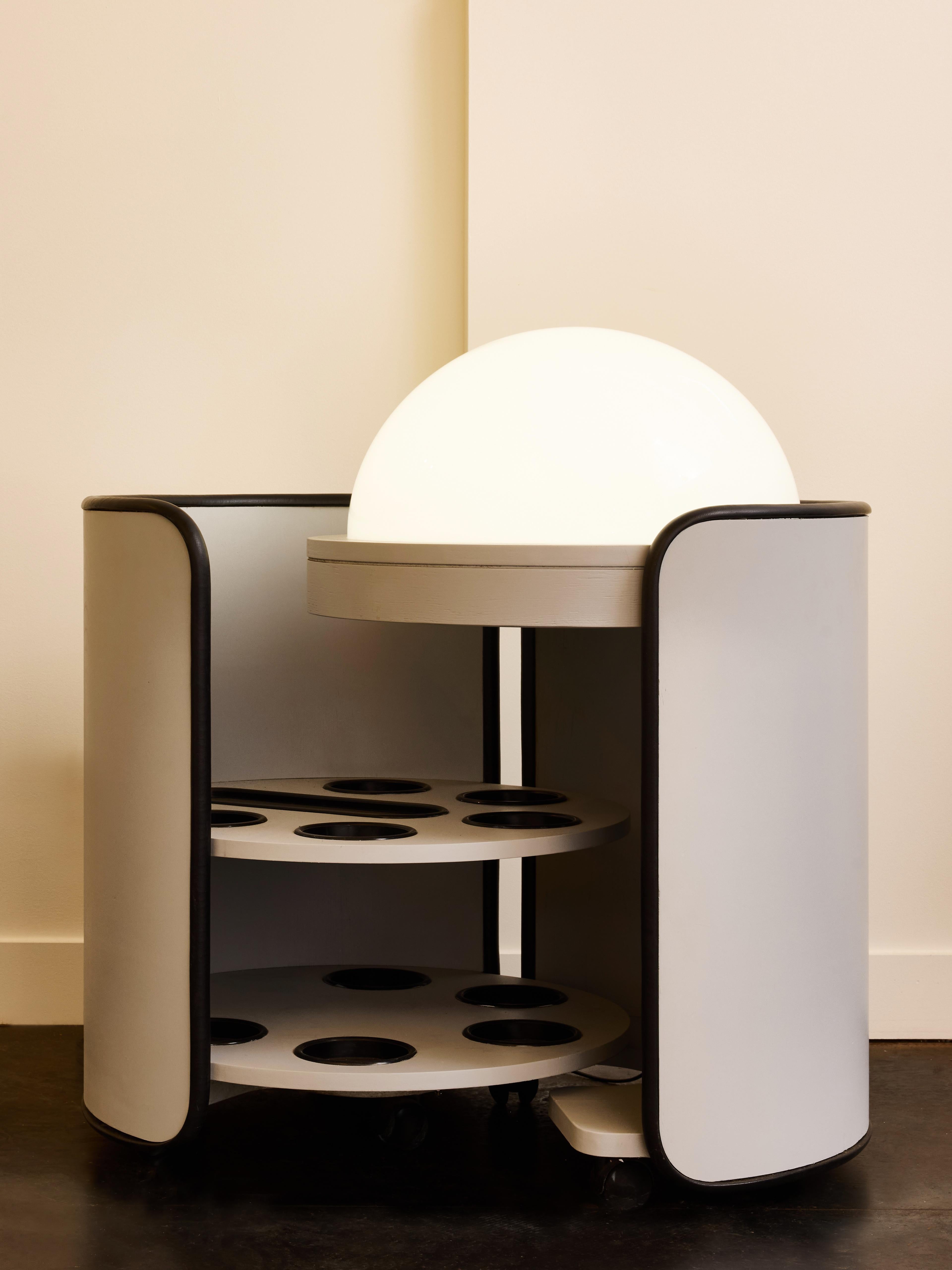 Mid-Century moderno Enlighten Dry Bar in Wood e plexiglass in vendita