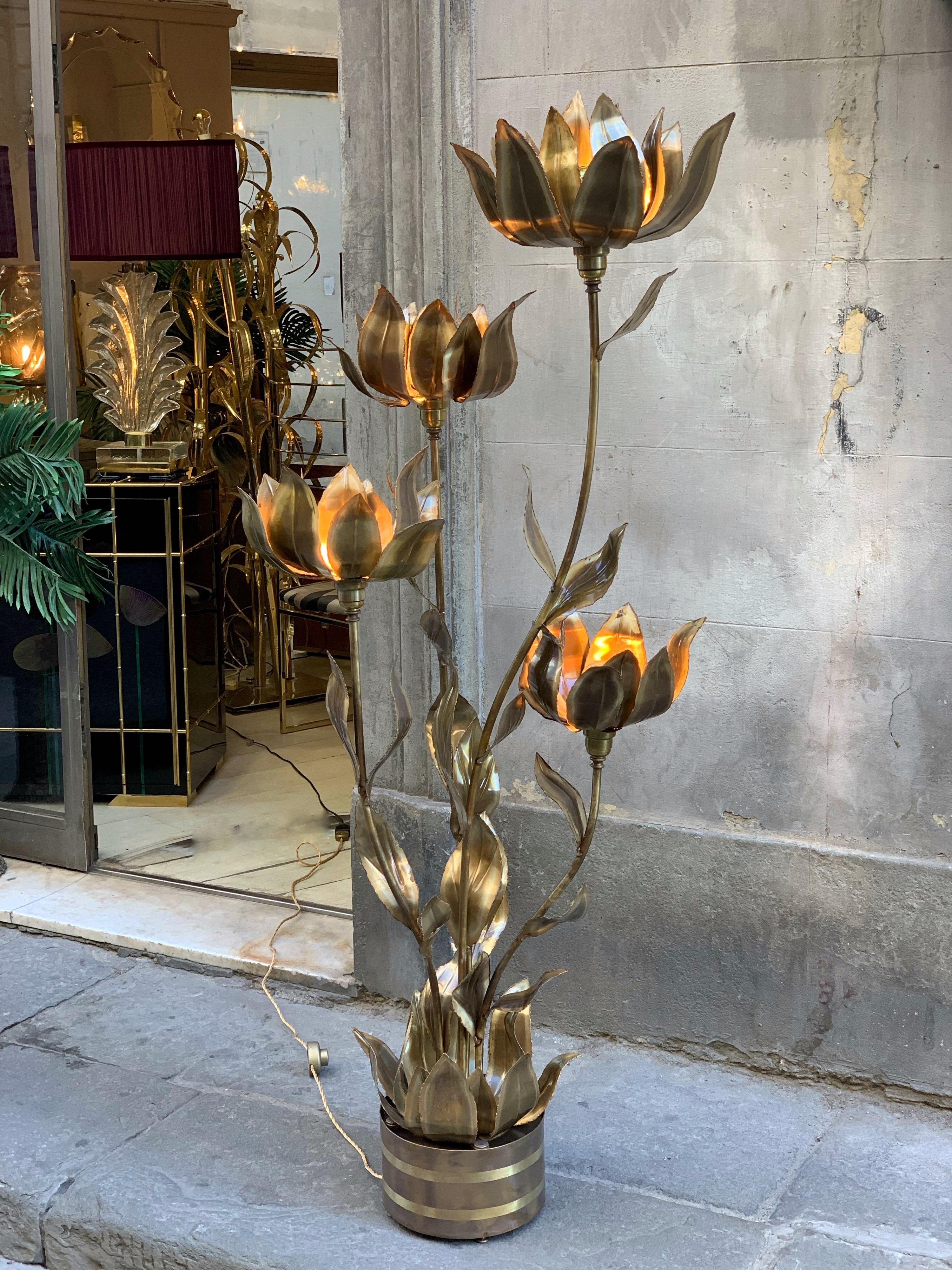Enlightening plant brass leaves floor lamp. This highly decorative floor lamp is formed into sharp leaves and flowers and it has four light bulbs.