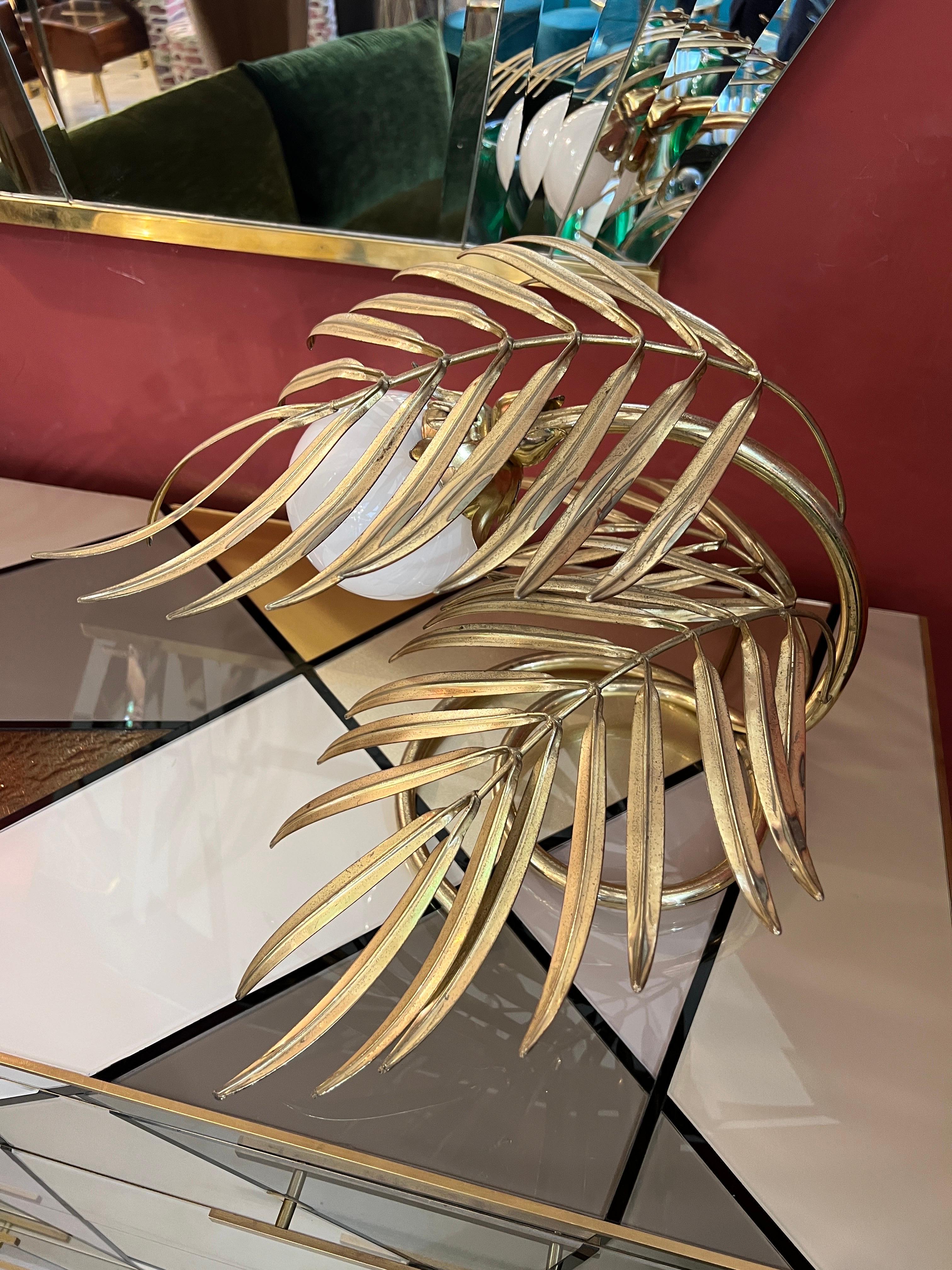 Enlightening Plant Brass Leaves Table Lamp with White Glass Sphere 1980 In Good Condition For Sale In Florence, IT