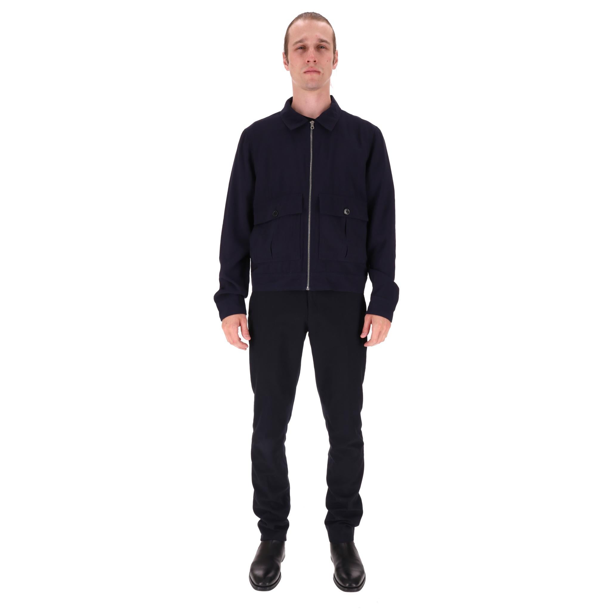 Giacca in cotone Enlist

Giacca in cotone nero con scollo a colletto e chiusura con zip al centro.

Presenta due tasche applicate sul davanti e polsini con bottoni.

Prezzo di listino circa 700 euro

Taglia - L (l'etichetta manca ma
