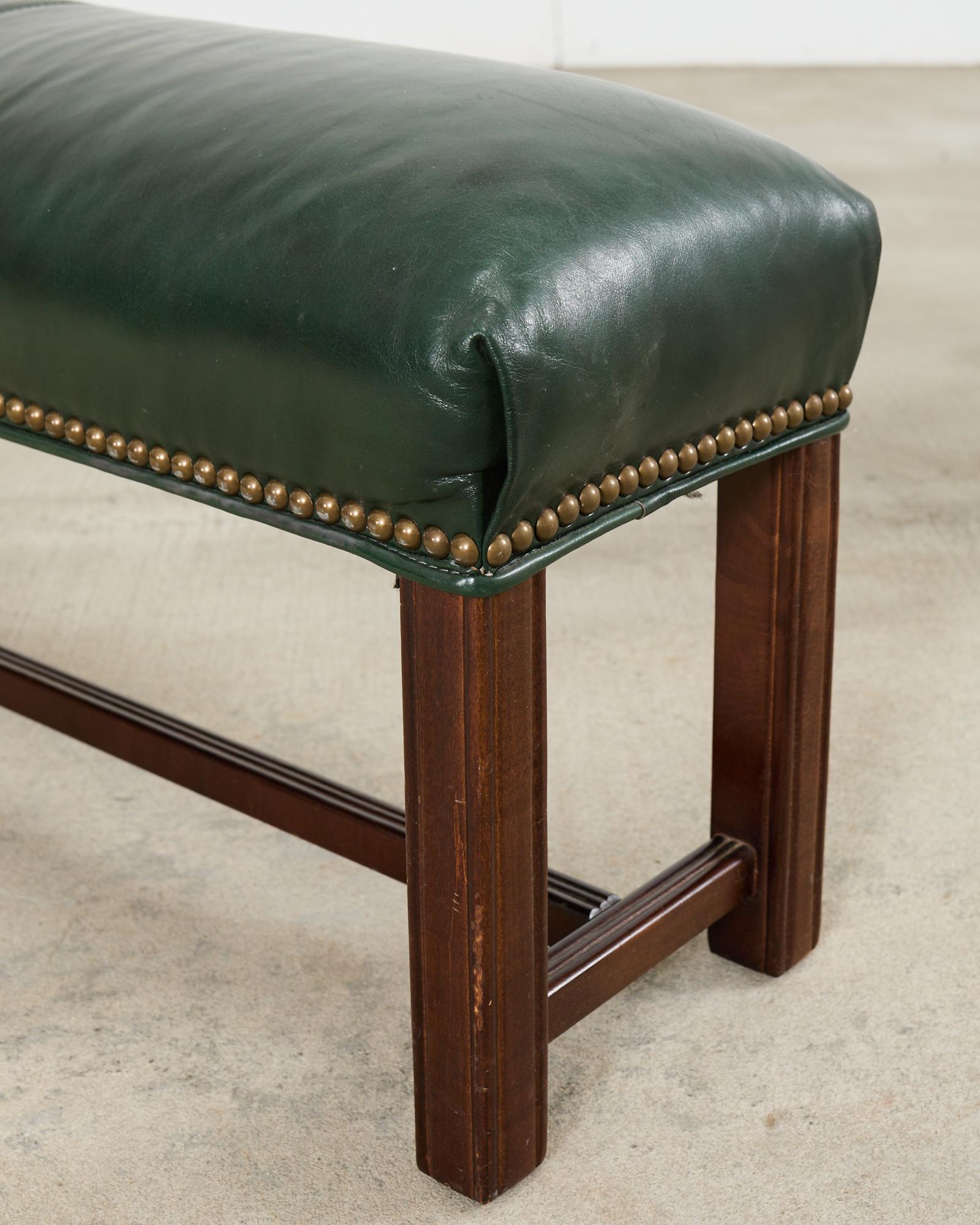 Tabouret allongé en cuir d'acajou de style géorgien en vente 2