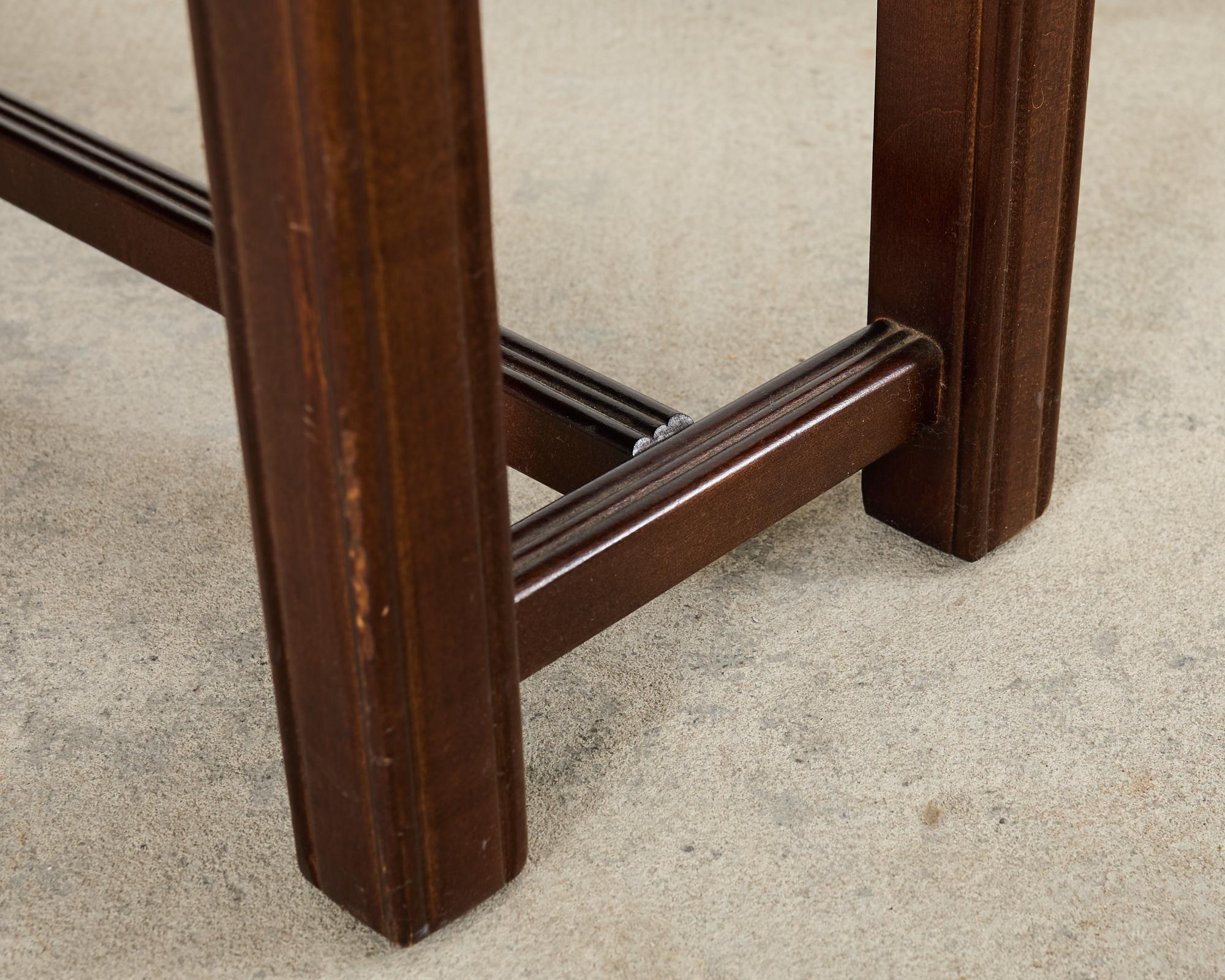 Tabouret allongé en cuir d'acajou de style géorgien en vente 4